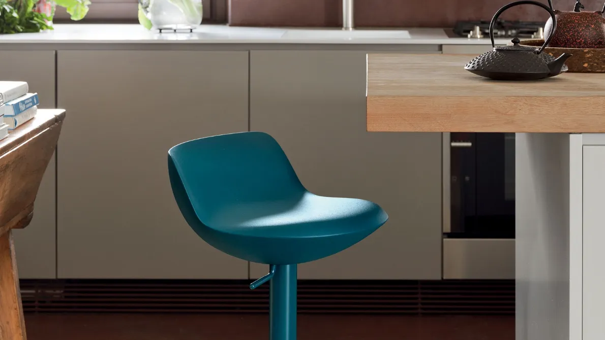 Sgabello regolabile in poliuretano con struttura in metallo verniciato Tulij di Calligaris