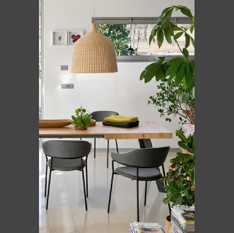 Tavolo allungabile in legno di faggio con top in nobilitato rovere naturale Bold di Connubia
