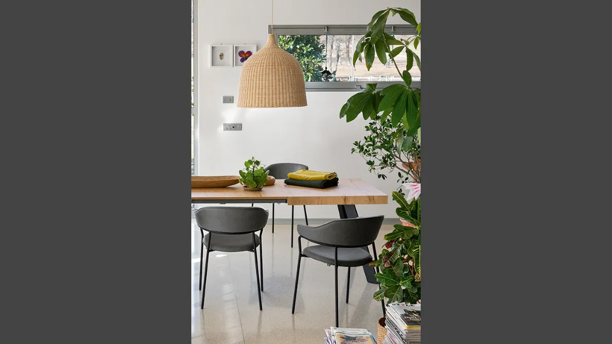 Tavolo allungabile in legno di faggio con top in nobilitato rovere naturale Bold di Connubia