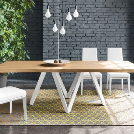 Tavolo con piano in legno e basamento in metallo Cartesio di Calligaris