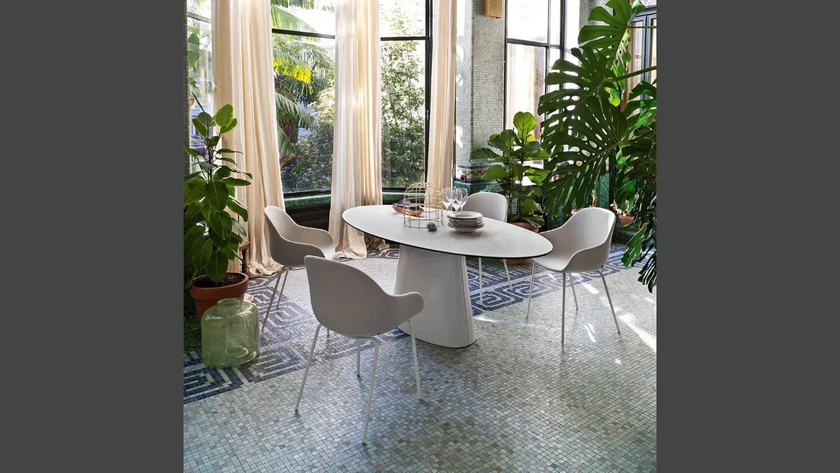 Tavolo fisso con piano ovale in ceramica e base monolitica in lamiera curvata Ellisse di Connubia