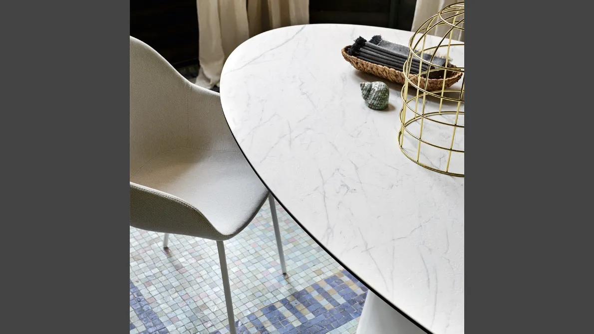 Tavolo fisso con piano ovale in ceramica e base monolitica in lamiera curvata Ellisse di Connubia