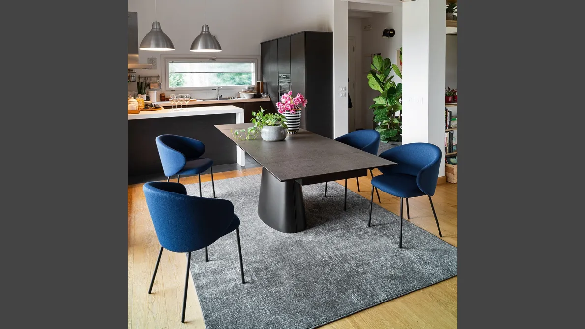 Tavolo Ellisse con top in ceramica e base monolitica in lamiera di Connubia