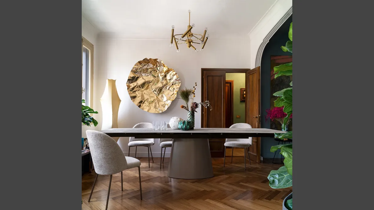 Tavolo Ellisse con top in ceramica e base monolitica in lamiera di Connubia