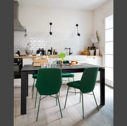 Tavolo allungabile con top in ceramica stone e gambe in legno di faggio laccato grafite Eminence Wood di Connubia