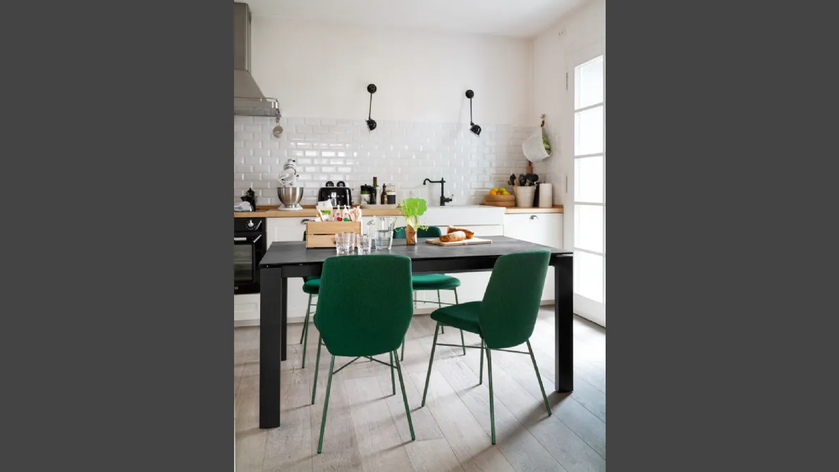 Tavolo allungabile con top in ceramica stone e gambe in legno di faggio laccato grafite Eminence Wood di Connubia