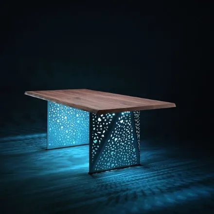 Tavolo in massello di noce con due gambe in ferro a forma trapezoidale, forate a laser Iron 4327 di Conarte