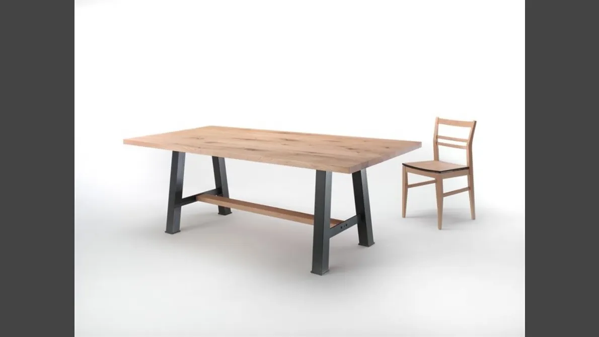 Tavolo in Rovere con gambe in ferro e traverso in legno massello Iron 4328 di Conarte