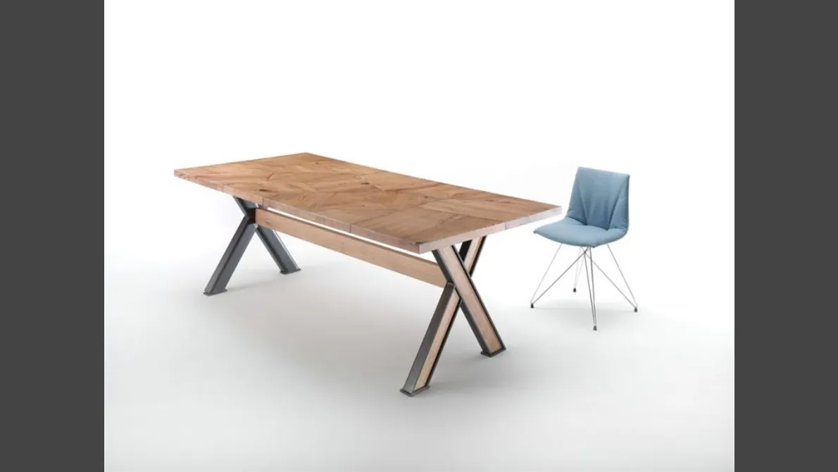 Tavolo in legno massello con gambe a X in ferro Iron 4329 di Conarte