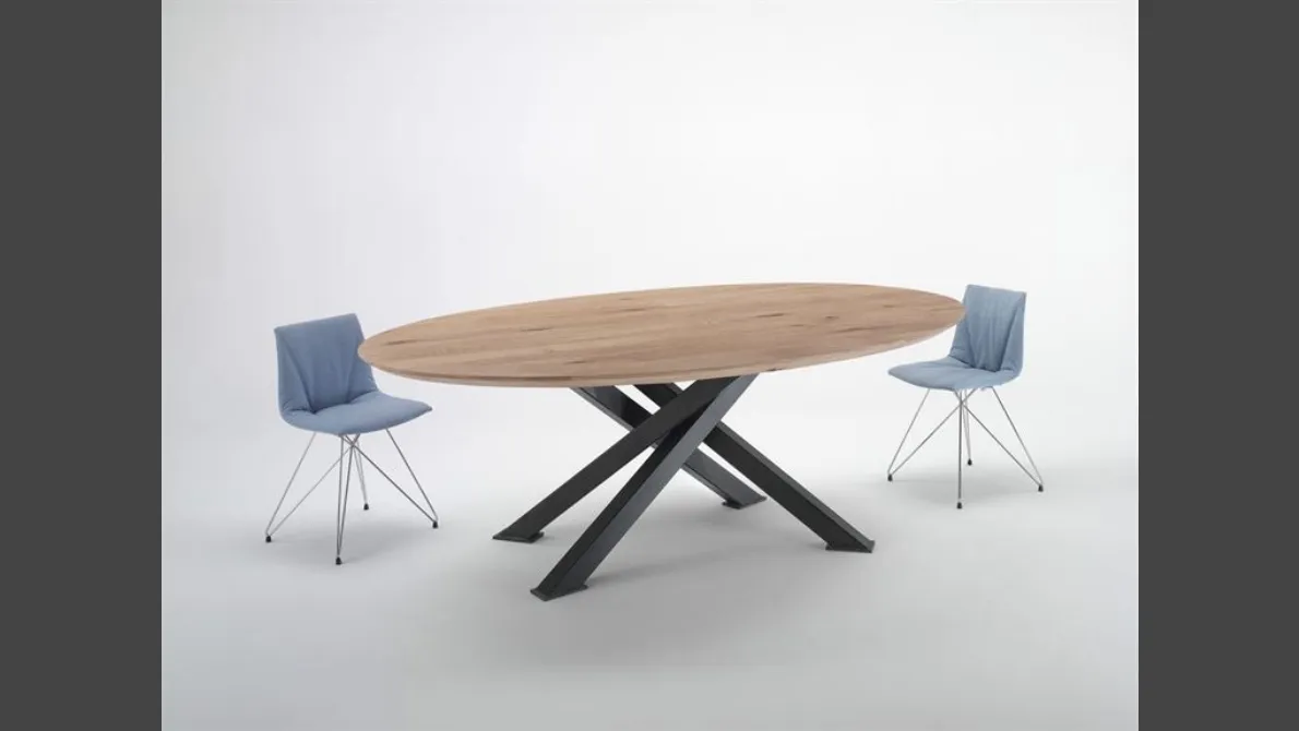 Tavolo ovale in legno con basamento composto da 4 gambe incrociate in ferro Iron 4332 di Conarte
