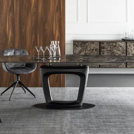 Tavolo ellittico allungabile con piano in ceramica e basamento in poliuretano con piastra in metallo Orbital di Calligaris