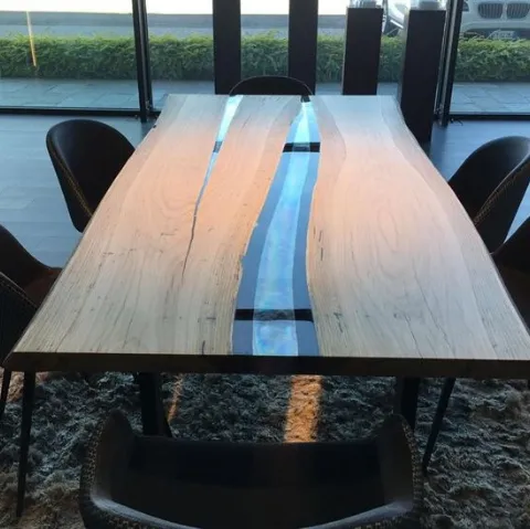 Tavolo in legno massello con inserti in resina Trasparenze 0002 di Conarte