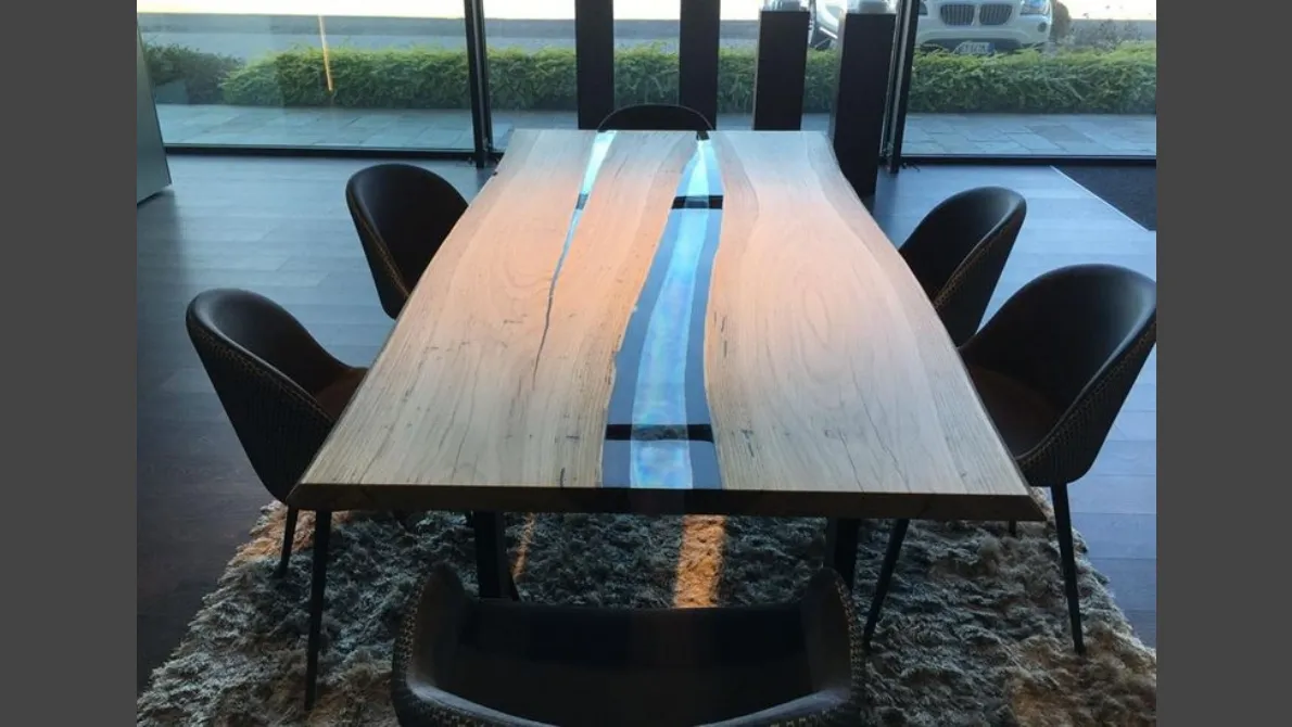 Tavolo in legno massello con inserti in resina Trasparenze 0002 di Conarte