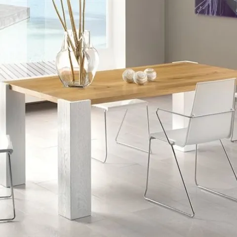 Tavolo in legno massello naturale con gambe a filo piano esterne in laccato bianco Vivido 4254 di Conarte