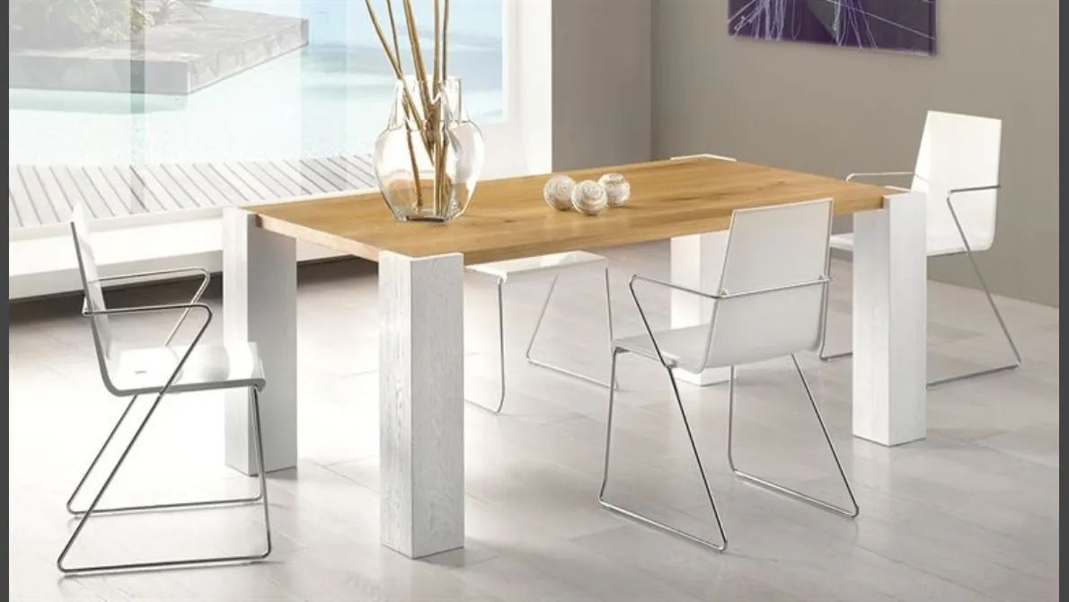 Tavolo in legno massello naturale con gambe a filo piano esterne in laccato bianco Vivido 4254 di Conarte