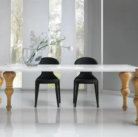 Tavolo in legno massello con top laccato bianco e gamba tornita classica Vivido 4263 di Conarte
