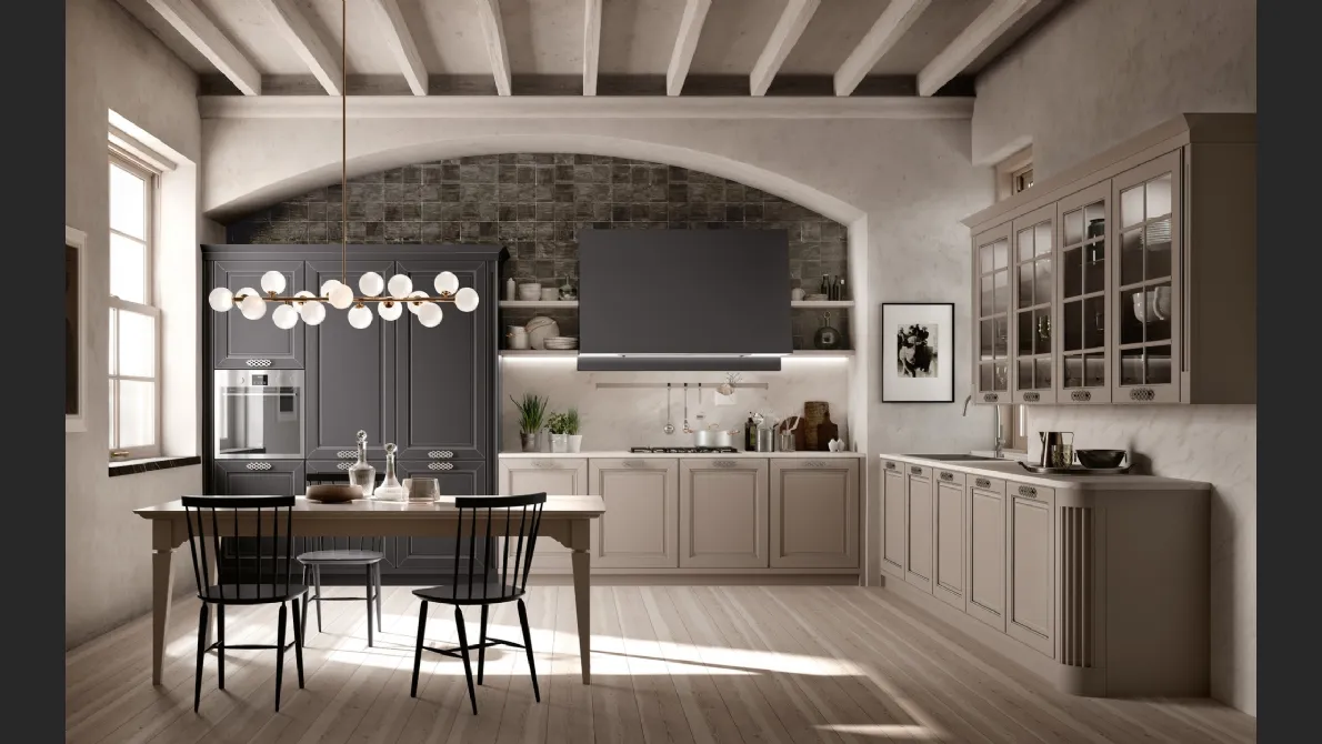 Cucina Classica Dolcevita v5 Laccato Cenere e Laccato Carbon,  Ante, cornici e fianchi con anticatura filo Argento, Top in Neolith Calacatta Silk, Cappa in laccato Carbon opaco, Maniglie in finitura Argento inglese di Stosa