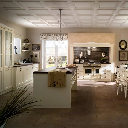 Cucina Classica con isola in legno laccato con pensili a vetrina Sweet Kitchen English Style di Callesella