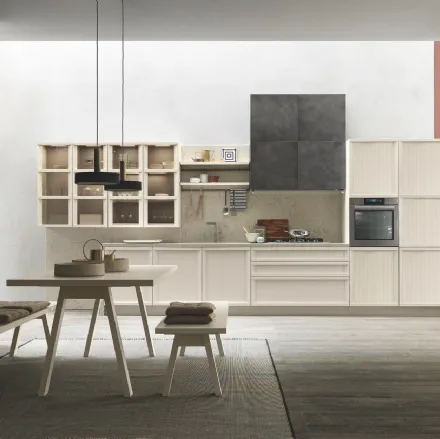 Cucina Classica Tosca v6 basi, pensili e colonne in Frassino laccato Beige Angora, pensili con anta liscia in laccato Peltro, top e schienale in quarzo Imperial Caramel di Stosa
