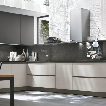 Cucina Moderna angolare Alevé v12 in laccato UV Grigio Seta opaco e UV Grigio Asfalto opaco di Stosa