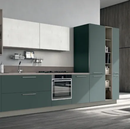 Cucina Moderna lineare Alevé v15 in laccato UV Verde Malga opaco e pensili in Larice Bianco di Stosa