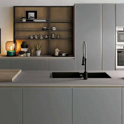 Cucina Moderna con isola Aliant v11 in vetro opaco Grigio Luna e top in Fenix Grigio di Stosa