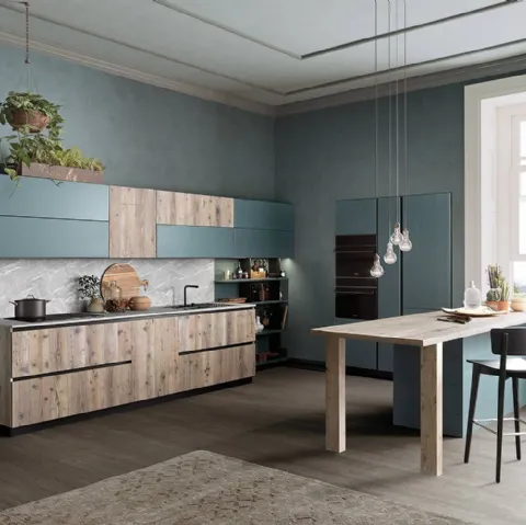 Cucina Moderna lineare in abete saponato antico e laccato petrolio Atelier English di Callesella