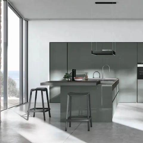 Cucina Moderna con isola Color Trend v07 in laccato lucido Asparago con top in Neolith Wulong e piano snack in Fenix Grigio Londra con inserto in Rovere Termocotto Cannettato di Stosa