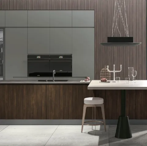 Cucina Moderna con isola Karma v08 in Termo Strutturato Rovere Corteccia e colonne in laccato opaco Timo di Stosa