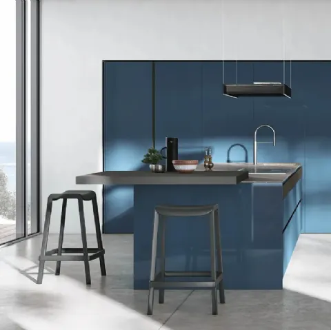 Cucina Moderna con isola Color Trend v06 in laccato lucido Mediterraneo con top in Neolith Wulong e piano snack in Fenix Grigio Londra con inserto in Rovere Termocotto Cannettato di Stosa