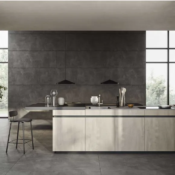 Cucina Moderna con isola Natural v07 in Rovere Dark e laccato opaco di Stosa