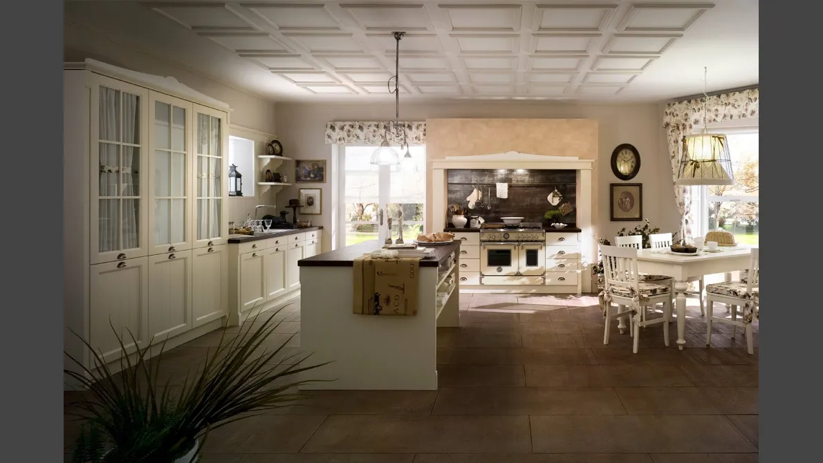 Cucina Shabby Chic con isola in legno laccato con pensili a vetrina Sweet Kitchen English Style di Callesella