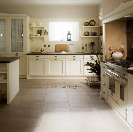 Cucina Shabby Chic lineare in legno laccato con pensili a vetrina Sweet Kitchen English Style di Callesella