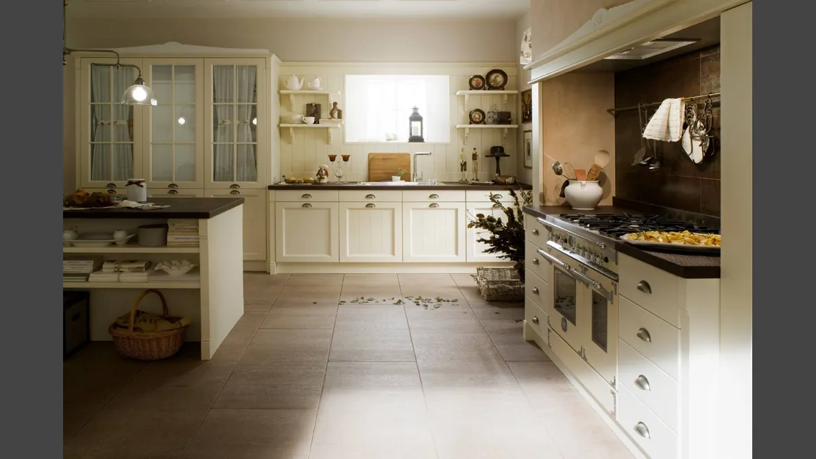 Cucina Shabby Chic lineare in legno laccato con pensili a vetrina Sweet Kitchen English Style di Callesella