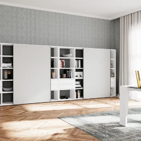 Libreria a muro con ante scorrevoli e vani a giorno in laccato opaco di Colombini Office